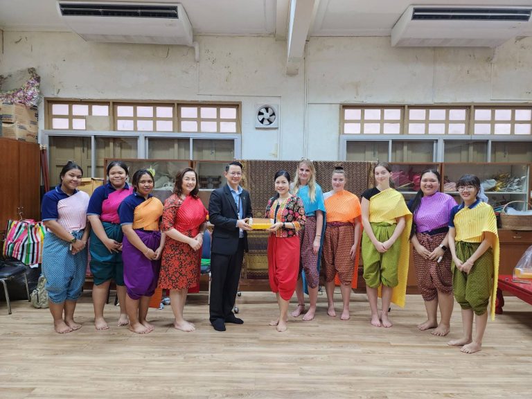 เมื่อวันพุธที่ 17 มกราคม 2567 เวลา 13.00 – 15.00 น. ผศ.นิศารัตน์ อิสระมโนรส รองคณบดีฝ่ายวิชาการและการประกันคุณภาพ และดร.ปุณยวีร์ จิโรภาสวรพงศ์ ผู้ช่วยคณบดี คณะครุศาสตร์ ได้นำนักศึกษาสาขาวิชาการศึกษาปฐมวัย ในโครงการแลกเปลี่ยนจาก Liverpool John Moores University  ซึ่งมาฝึกสอนอยู่ที่โรงเรียนสาธิตละอออุทิศ ไปเรียนรู้ศิลปวัฒนธรรมไทยในกิจกรรมรำไทย