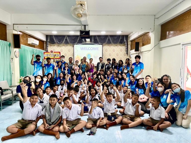 ดร.อนุชา แข่งขัน อาจารย์วราภรณ์ วัฒนเขจร และ ดร.นวลศรี สงสม อาจารย์ประจำคณะครุศาสตร์ มหาวิทยาลัยสวนดุสิต นำนักศึกษา หลักสูตรศึกษาศาสตรบัณฑิต สาขาวิชาการประถมศึกษา ชั้นปีที่ 1 นำสื่อประกอบการจัดการเรียนรู้ภาษาอังกฤษที่พัฒนาขึ้นในรายวิชาการเรียนรู้แบบบูรณาการสาระความรู้กับภาษาอังกฤษ