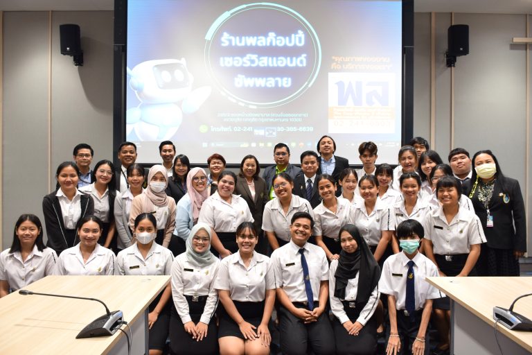 ผู้ช่วยศาสตราจารย์ ดร.วีณัฐ สกุลหอม คณบดีคณะครุศาสตร์ มหาวิทยาลัยสวนดุสิต ให้เกียรติเข้าร่วมและเป็นกำลังใจให้กับทีมงาน ในการจัดกิจกรรมเสวนาหัวข้อ “ศักราชใหม่ 2024 ปีมังกร ยุคทองของ AI การศึกษาไทยทำอย่างไรให้ก้าวทัน”