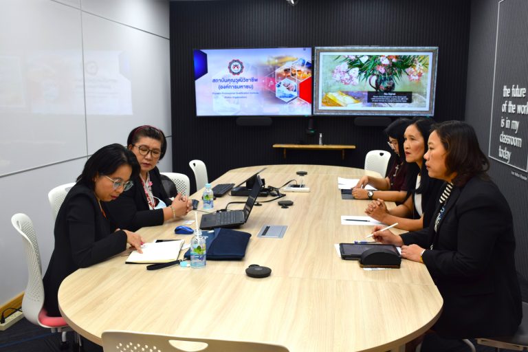 ผู้ช่วยศาสตราจารย์ ดร.วีณัฐ สกุลหอม คณบดีคณะครุศาสตร์ เป็นประธานการประชุมหารือแนวทางการดำเนินงานร่วมกันในด้านการจัดทำมาตรฐานอาชีพหรือมาตรฐานสมรรถนะ