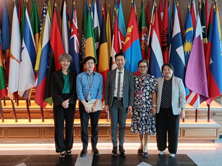 ดร.อนุชา แข่งขัน อาจารย์ประจำคณะครุศาสตร์ มหาวิทยาลัยสวนดุสิต เป็นวิทยากรบรรยาย เรื่อง หลักการพัฒนาข้อสอบ ให้แก่บุคลากรกระทรวงการต่างประเทศ เพื่อให้บุคลากรที่มีภารกิจสนับสนุนการออกข้อสอบสำนักบริหารการคลัง ได้เรียนรู้ทักษะการพัฒนาข้อสอบให้มีมาตรฐานตามหลักวิชาการ