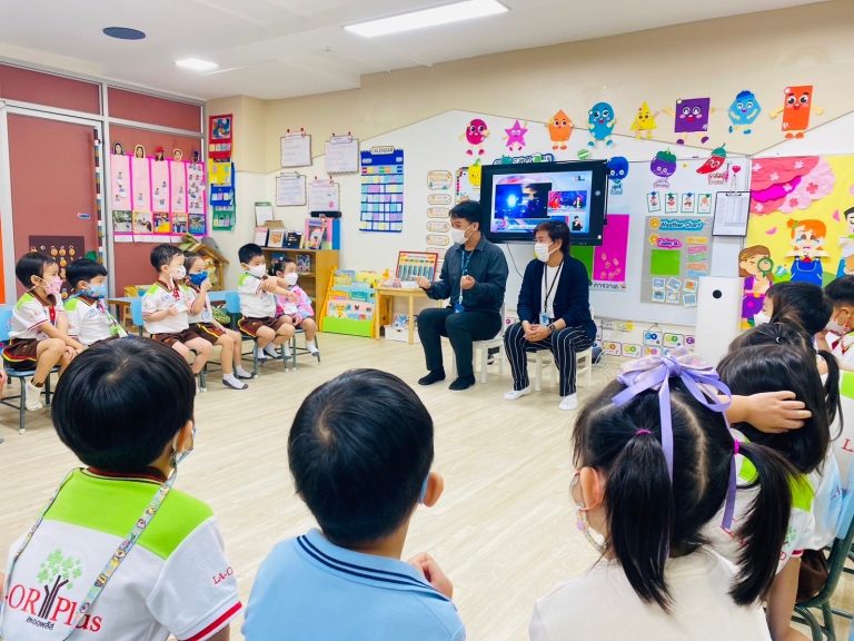 บุคลากรฝ่ายบริการสนับสนุนนักศึกษาพิการเรียนร่วม เป็นวิทยากรสอนภาษามือ “ภาษามือเพื่อการเรียนรู้” ให้กับนักเรียนระดับชั้นอนุบาลปีที่ 1