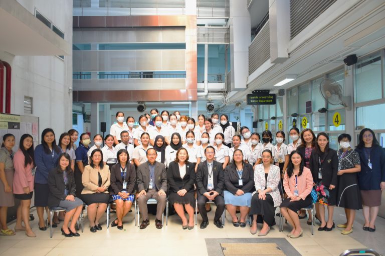 ผศ.ดร.วีณัฐ สกุลหอม คณบดีคณะครุศาสตร์ มหาวิทยาลัยสวนดุสิต ให้เกียรติเป็นประธานกล่าวเปิดงานนิทรรศการ “การปฏิบัติการสอนในสถานศึกษา 2”  ภาคการศึกษาที่ 2 ปีการศึกษา 2566