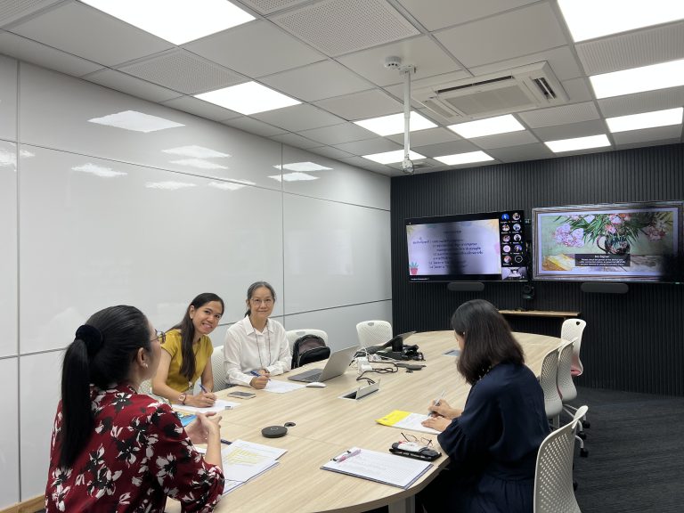 อาจารย์ ดร.สิรธัมม์ อุดมธรรมานุภาพ ประธานหลักสูตรศึกษาศาสตรบัณฑิต สาขาวิชาการศึกษาปฐมวัย เป็นประธานการประชุม หลักสูตรฯ ประจำเดือนเมษายน 2567 ครั้งที่ 1(7)/2567