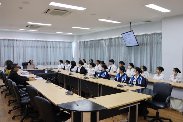 คณะครุศาสตร์ หลักสูตรศึกษาศาสตบัณฑิต สาขาวิชาการศึกษาปฐมวัย โดยอาจารย์นงเยาว์ นุชนารถ, ผศ.ดร.พรชุลี ลังกา และหลักสูตรศึกษาศาสตรบัณฑิต สาขาวิชาการประถมศึกษา โดยอาจารย์สุกัญญา นุตโร  ร่วมกับศูนย์การศึกษาลำปาง  เพื่อส่งตัวนักศึกษาฝึกปฏิบัติการสอนที่โรงเรียนสาธิตละอออุทิศลำปาง