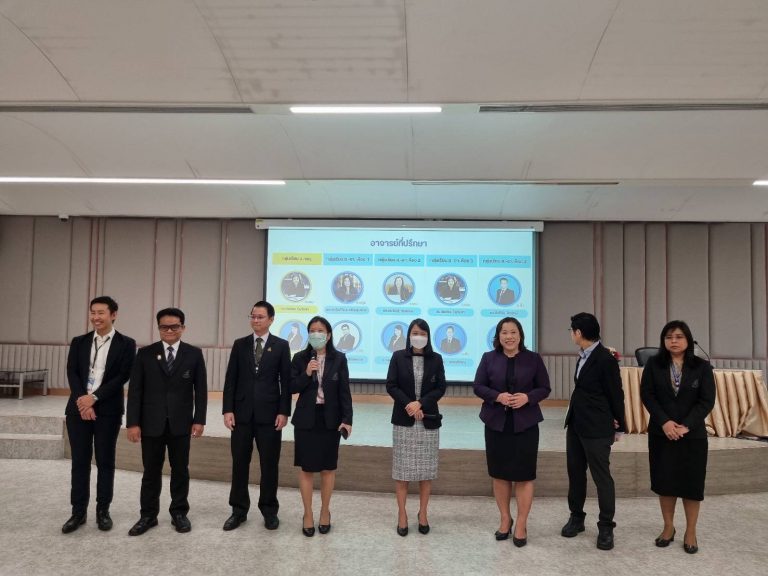 ผศ.ดร.วีณัฐ สกุลหอม คณบดีคณะครุศาสตร์ กล่าวต้อนรับนักศึกษาใหม่ ปีการศึกษา 2567 ในพิธีปฐมนิเทศนักศึกษาระดับบัณฑิตศึกษา หลักสูตรประกาศนียบัตรบัณทิตวิชาชีพครู (หลักสูตรใหม่ พ.ศ. 2565) รุ่นที่ 3