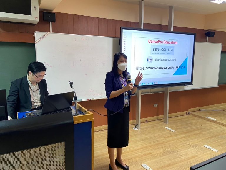 กลุ่มวิชาชีพครู คณะครุศาสตร์ จัดกิจกรรม ครูรุ่นใหม่ใช้ Canva โดยอาจารย์อลงกรณ์ เกิดเนตร ประธานกลุ่มวิชาชีพครู กล่าวเปิดกิจกรรม