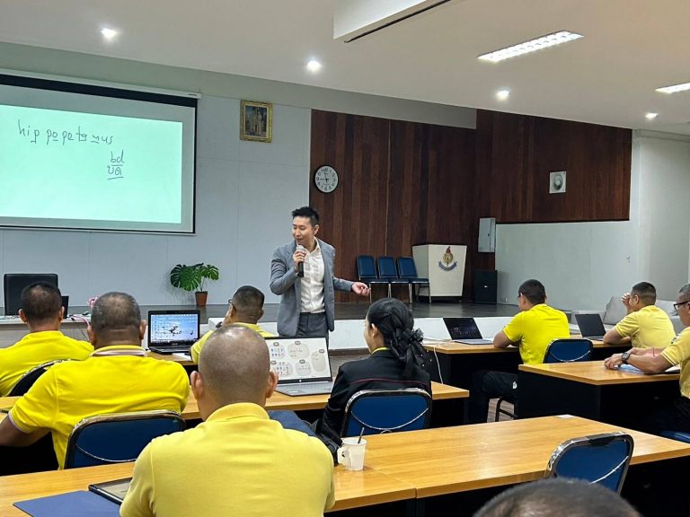 อาจารย์ ดร.อนุชา  แข่งขัน อาจารย์ประจำคณะครุศาสตร์ มหาวิทยาลัยสวนดุสิต เป็นวิทยากรบรรยาย หัวข้อ “ภาษา วัฒนธรรม และการสื่อสาร สำหรับครูทหาร (ภาษาอังกฤษ) ซึ่ง