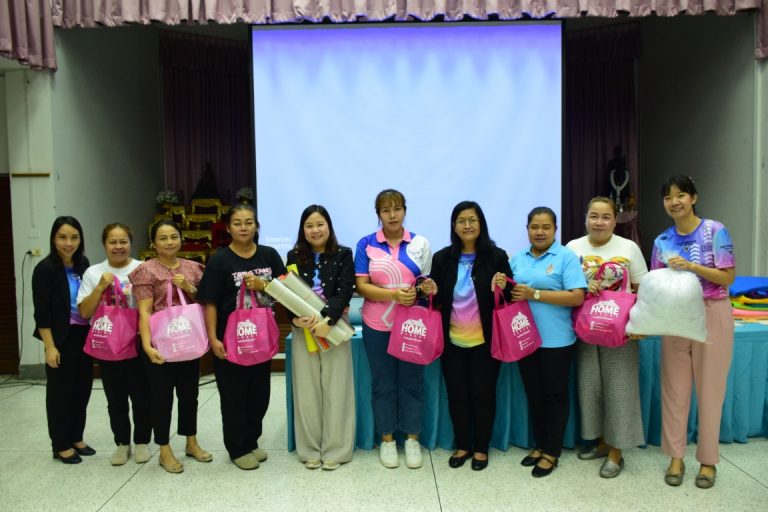 วันอาทิตย์ที่ 18 สิงหาคม 2567 ผู้ช่วยศาสตราจารย์ พรรัก อินทามระ หัวหน้าโครงการ Good Health and Wellness คณะครุศาสตร์ มหาวิทยาลัยสวนดุสิต จัดกิจกรรมอบรมเชิงปฏิบัติการเรื่อง “การออกแบบสื่อและการจัดสภาพแวดล้อมที่ส่งเสริมด้านสุขภาพอนามัยและความปลอดภัย” ให้กับอาสาสมัครผู้ดูแลเด็กของเขตดุสิต