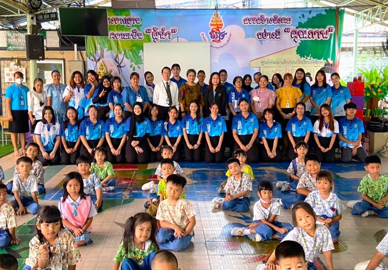 ผศ.อัษฎา พลอยโสภณ และ ผศ.นิศารัตน์ อิสระมโนรส รองคณบดีฯ คณะครุศาสตร์ มหาวิทยาลัยสวนดุสิต นำนักศึกษาหลักสูตรศึกษาศาสตร์บัณฑิต สาขาวิชาการศึกษาปฐมวัย ชั้นปีที่ 3 จัดโครงการนิทานเพลงรักสิ่งแวดล้อมสำหรับเด็กปฐมวัย