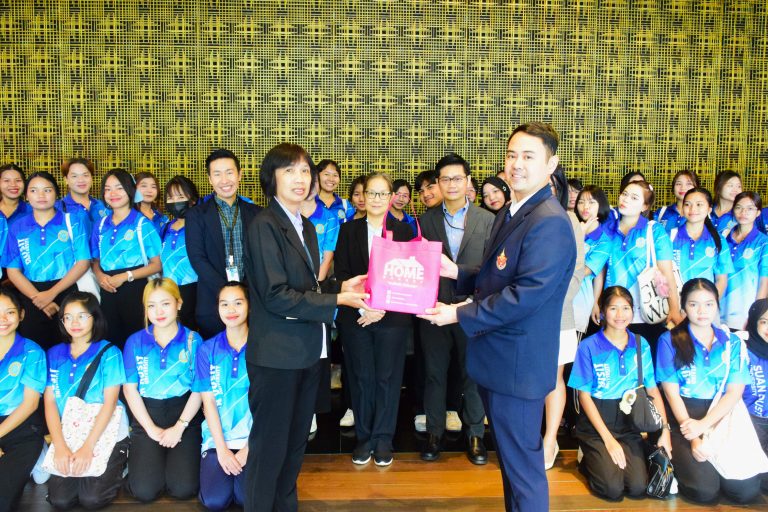 คณะครุศาสตร์ มหาวิทยาลัยสวนดุสิต นำนักศึกษาหลักสูตรศึกษาศาสตรบัณฑิต สาขาวิชาการศึกษาประถมศึกษา และสาขาวิชาการศึกษาปฐมวัย ชั้นปีที่ ๑ รหัส ๖๗  เข้าชมนิทรรศน์รัตนโกสินทร์และรับฟังการบรรยายภาคภาษาอังกฤษ