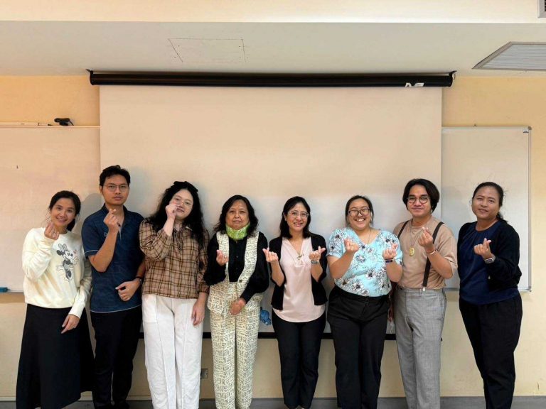 หลักสูตรศึกษาศาสตรมหาบัณฑิต สาขาวิชาการสอนภาษาอังกฤษระดับประถมศึกษา หลักสูตรใหม่ พ.ศ.2565 จัดกิจกรรมติดตามและให้คำแนะนำการเขียนรายงานวิทยานิพนธ์ให้กับนักศึกษา