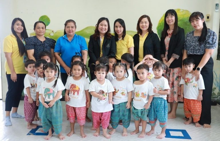 เมื่อวันพฤหัสบดีที่ 29 สิงหาคม 2567 ดร.ปุณยวีร์ จิโรภาสวรพงศ์ หัวหน้าโครงการบ่มเพาะเมล็ดพันธุ์ ปฐมวัยนักอนุรักษ์น้อย ซึ่งเป็นโครงการภายใต้โครงการอนุรักษ์พันธุกรรมพืชอันเนื่องมาจากพระราชดำริฯ (อพ.สธ.) นำอาจารย์และนักศึกษาไปจัดกิจกรรมที่ 4 กิจกรรมนำใจรักษ์ ปลุกจิตสำนึกรักพันธุกรรมพืช