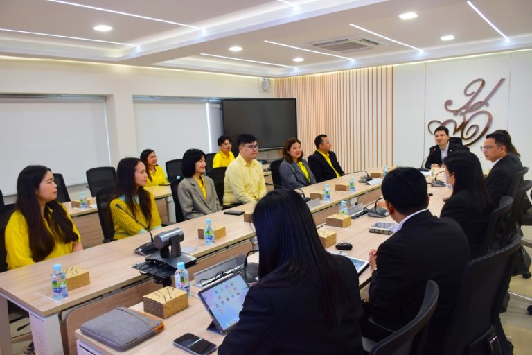 รองศาสตราจารย์ ดร.ชนะศึก นิชานนท์ รองอธิการบดีฝ่ายบริหาร วิจัย และนวัตกรรมและผู้บริหาร คณาจารย์ คณะครุศาสตร์ มหาวิทยาลัยสวนดุสิต ให้การต้อนรับคณะศึกษาดูงานจาก คณะครุศาสตร์ มหาวิทยาลัยราชภัฎอุดรธานี