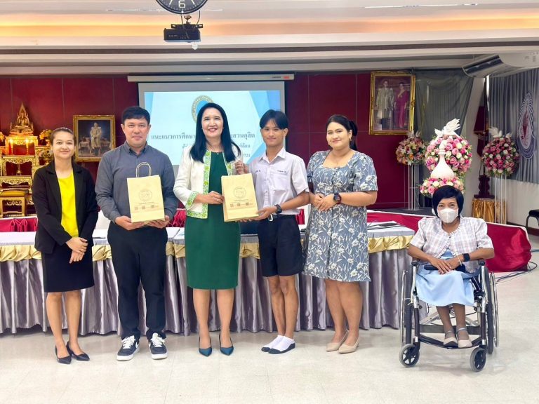 ผศ.ดร.เกยูร วงศ์ก้อม หัวหน้าศูนย์การศึกษาพิเศษ คณะครุศาสตร์ มหาวิทยาลัยสวนดุสิต ได้จัดกิจกรรมออกบูธแนะแนวการศึกษา ณ โรงเรียนโสตศึกษาทุ่งมหาเมฆ