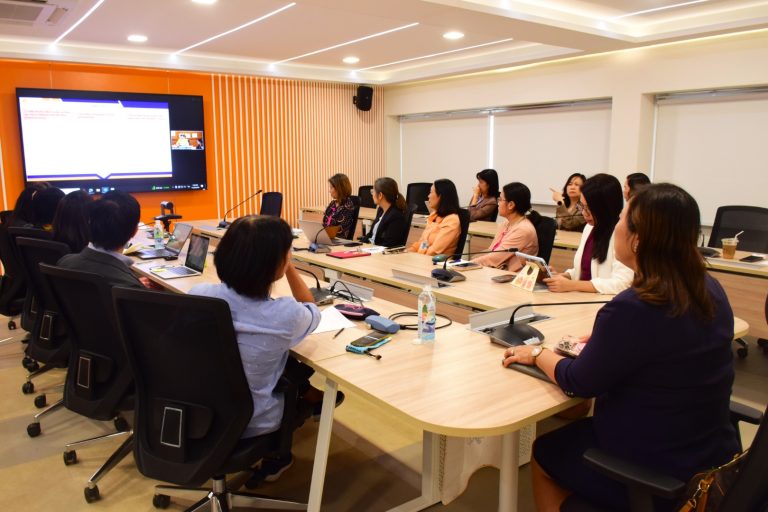 คณะครุศาสตร์ มหาวิทยาลัยสวนดุสิต นำโดย ผศ.ดร.วีณัฐ สกุลหอม คณบดี ผศ.นิศารัตน์ อิสระมโนรส รองคณบดีฝ่ายวิชาการและงานประกันคุณภาพ และอาจารย์ผู้รับผิดชอบหลักสูตร ระดับปริญญาตรี ระดับบัณฑิตศึกษา เข้าร่วมประชุมการดำเนินงานการรับรองปริญญาและประกาศนียบัตรทางการศึกษา ตามมาตรฐานวิชาชีพ กับ  คุรุสภา