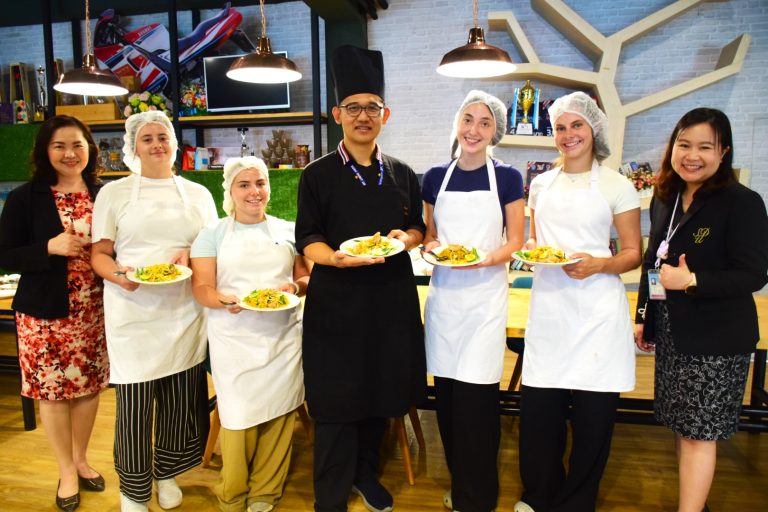 ผศ.นิศารัตน์ อิสระมโนรส รองคณบดีคณะครุศาสตร์ และ อาจารย์ ดร.ปุณยวีร์ จิโรภาสวรพงศ์ ผู้ช่วยคณบดี เข้าร่วมกิจกรรมแลกเปลี่ยนเรียนรู้วัฒนธรรม ภายใต้โครงการแลกเปลี่ยนเรียนรู้วัฒนธรรมของประเทศไทยและประเทศอังกฤษ ให้กับนักศึกษาจาก Liverpool John Moores University