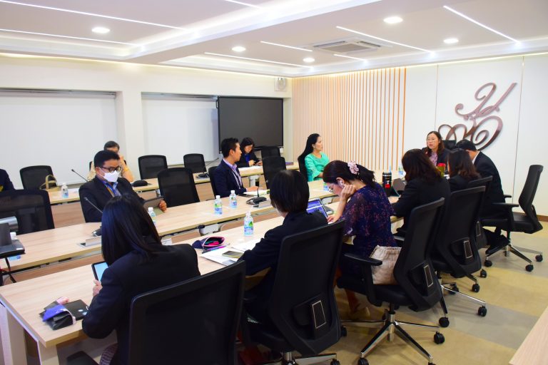 ผู้ช่วยศาสตราจารย์ ดร.วีณัฐ สกุลหอม คณบดีคณะครุศาสตร์ มหาวิทยาลัยสวนดุสิต เป็นประธานการประชุมคณะกรรมการบริหารและดำเนินงานคณะครุศาสตร์ ครั้งที่ 1(38)/2568