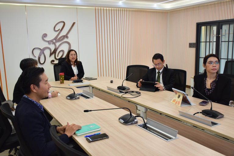ผศ.ดร.วีณัฐ สกุลหอม คณบดีคณะครุศาสตร์ เป็นประธานการประชุมรายงานผลการดำเนินงานของฝ่ายวิเทศสัมพันธ์และการพัฒนาภาษาอังกฤษ คณะครุศาสตร์ ครั้งที่ 1/2568