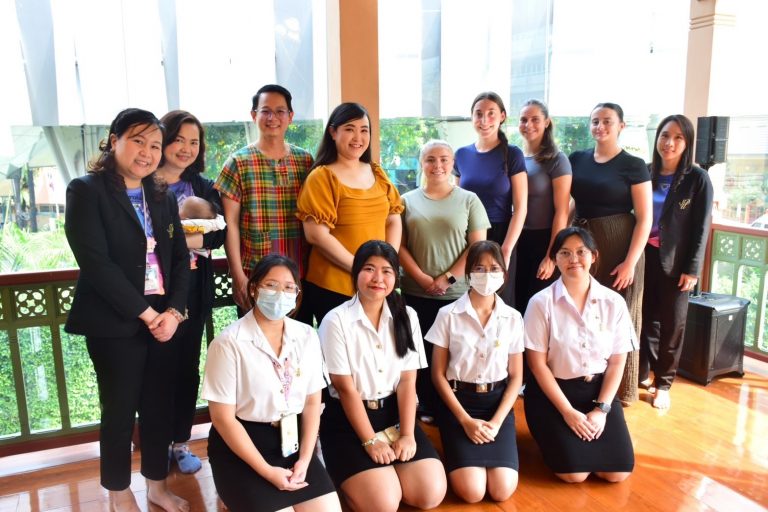 ผศ.นิศารัตน์ อิสระมโนรส ผศ.อัษฎา พลอยโสภณ รองคณบดีคณะครุศาสตร์ อาจารย์ ดร.ปุณยวีร์ จิโรภาสวรพงศ์ ผู้ช่วยคณบดี และผู้ช่วยศาสตราจารย์ ดร.พรชุลี ลังกา อาจารย์ประจำคณะครุศาสตร์ เข้าร่วมกิจกรรมแลกเปลี่ยนเรียนรู้วัฒนธรรม ภายใต้โครงการแลกเปลี่ยนเรียนรู้วัฒนธรรม