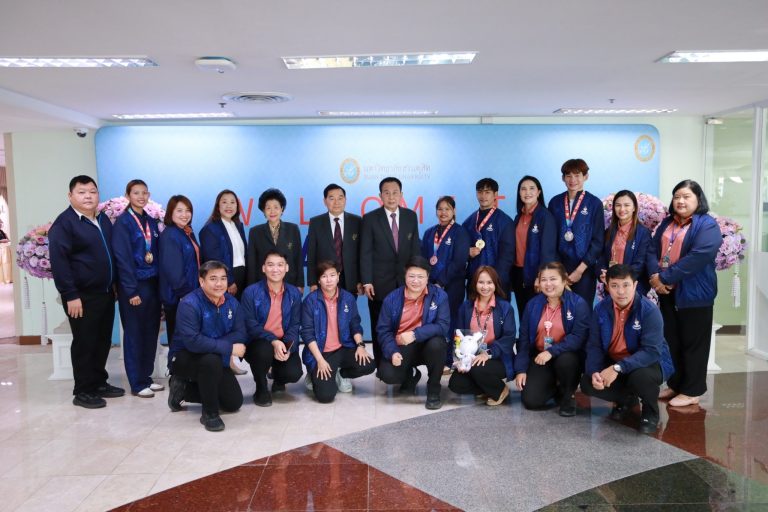 ผศ.ดร.พิทักษ์ จันทร์เจริญ อธิการบดี และผู้บริหารมหาวิทยาลัยสวนดุสิต ร่วมแสดงความยินดี กับ นักกีฬาสมาคมกีฬาจังหวัด กรุงเทพมหานคร ซึ่งเป็นนักศึกษาในมหาวิทยาลัยสวนดุสิต ได้คว้าเหรียญรางวัลมาได้ทั้งหมด 21 เหรียญทอง 12 เหรียญเงิน และ 11 เหรียญทองแดง