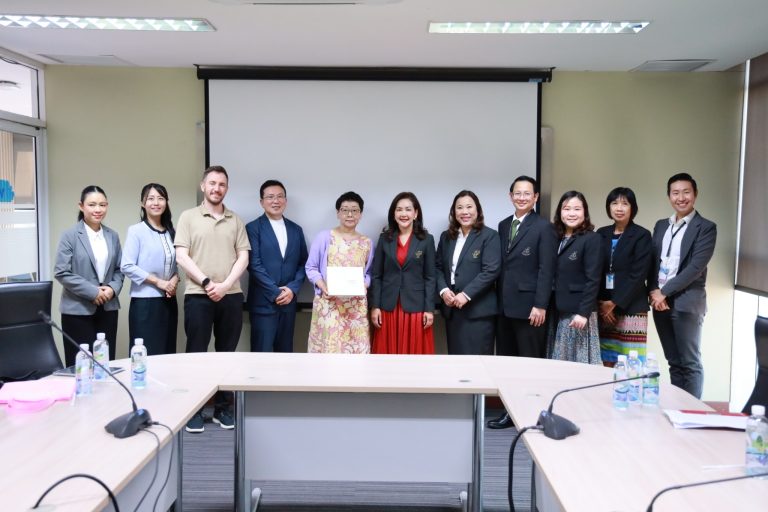 ผศ.ดร.พรชณิตว์ แก้วเนตร รองอธิการบดีฝ่ายวิชาการ และกิจการต่างประเทศ และ ผศ.ดร.วีณัฐ สกุลหอม คณบดีคณะครุศาสตร์ ร่วมด้วย ผศ.นิศารัตน์ อิสระมโนรส รองคณบดีฝ่ายวิชาการและการประกันคุณภาพ คณะครุศาสตร์  ผศ.อัษฎา พลอยโสภณ รองคณบดีฝ่ายบริหารและกิจการนักศึกษา คณะครุศาสตร์ มหาวิทยาลัยสวนดุสิต  พร้อมคณาจารย์ ให้การต้อนรับ คณะผู้เข้าเยี่ยมชมจากโรงเรียนภาษาและวัฒนธรรมญี่ปุ่นวาเซดะ