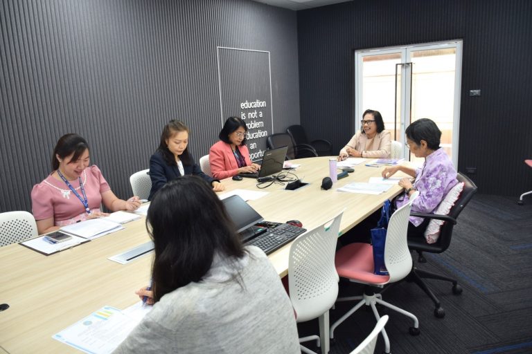 หลักสูตรศึกษาศาสตรมหาบัณฑิต สาขาวิชาการจัดการการศึกษาปฐมวัยและประถมศึกษา หลักสูตรใหม่ พ.ศ. 2565 จัดประชุมคณะกรรมการดำเนินงานจัดการเรียนการสอน หลักสูตรฯ ครั้งที่ 1/2568