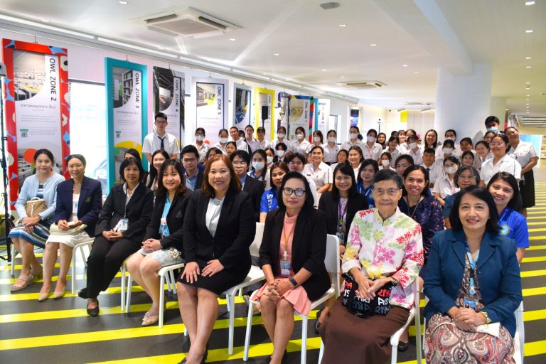 ผศ.ดร.วีณัฐ สกุลหอม คณบดีคณะครุศาสตร์ มหาวิทยาลัยสวนดุสิต ให้เกียรติเป็นประธานกล่าวเปิดงานนิทรรศการ “การปฏิบัติการสอนในสถานศึกษา 2”