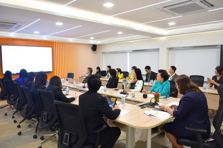 ผู้ช่วยศาสตราจารย์ ดร.วีณัฐ สกุลหอม คณบดีคณะครุศาสตร์ มหาวิทยาลัยสวนดุสิต เป็นประธานการประชุมคณะกรรมการบริหารและดำเนินงานคณะครุศาสตร์ ครั้งที่ 2(39)/2568
