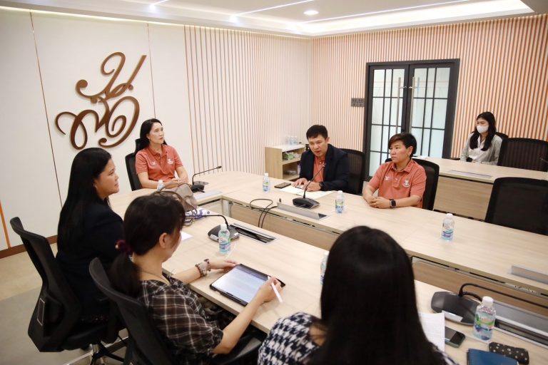 ผศ.ดร.เกยูร วงศ์ก้อม หัวหน้าศูนย์การศึกษาพิเศษ คณะครุศาสตร์ มหาวิทยาลัยสวนดุสิต เป็นประธานการประชุมวางแผนการจัดทำวิดีโอเป็นสื่อในการเผยแพร่ประชาสัมพันธ์การศึกษา แนวทางในการศึกษาต่อ และการให้บริการนักศึกษาพิการเรียนร่วม