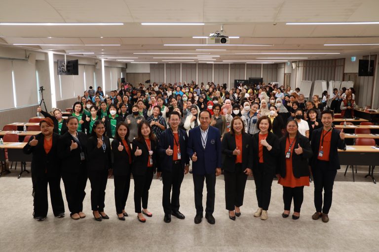 ผู้ช่วยศาสตราจารย์ ดร.วีณัฐ สกุลหอม คณบดีคณะครุศาสตร์ มหาวิทยาลัยสวนดุสิต เป็นประธานเปิดการอบรมเชิงปฏิบัติการกิจกรรมที่ 2 หัวข้อ “การจัดสภาพแวดล้อมและการจัดห้องเรียนปฐมวัย”