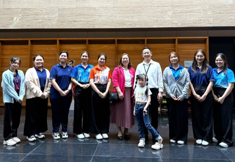 ผศ.ดร.วีณัฐ สกุลหอม คณบดีคณะครุศาสตร์ มหาวิทยาลัยสวนดุสิต เข้าเยี่ยมชมโครงการความร่วมมือการพัฒนาความรู้ให้แก่บุตรสมาชิกสหกรณ์ระหว่างปิดภาคเรียน ปี 2568