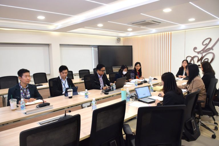 ผู้ช่วยศาสตราจารย์นิศารัตน์ อิสระมโนรส รองคณบดีฝ่ายวิชาการและงานประกันคุณภาพ คณะครุศาสตร์ มหาวิทยาลัยสวนดุสิต เป็นประธานการประชุมทวนสอบผลสัมฤทธิ์การเรียนรู้ของนักศึกษาตามกรอบมาตรฐานคุณวุฒิแห่งชาติ ระดับคณะ