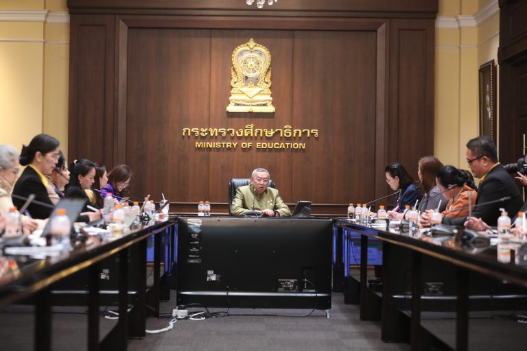 ผศ.ดร.วีณัฐ สกุลหอม คณบดีคณะครุศาสตร์ ผู้ช่วยศาสตราจารย์ ดร.อาภาศิริ สุวรรณานนท์ คณบดีบัณฑิตวิทยาลัย ดร.มลิวัลย์ ธรรมแสง ประธานหลักสูตรประกาศนียบัตรบัณฑิต สาขาวิชาล่ามภาษามือ และ ผศ.ดร.สุภาภรณ์ ตั้งดำเนินสวัสดิ์ อาจารย์มหาวิทยาลัยสวนดุสิต เข้าร่วมประชุมผู้ทรงคุณวุฒิด้านการศึกษาพิเศษ