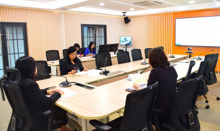 ผู้ช่วยศาสตราจารย์นิศารัตน์ อิสระมโนรส รองคณบดีฝ่ายวิชาการและงานประกันคุณภาพ คณะครุศาสตร์ มหาวิทยาลัยสวนดุสิต เป็นประธานการประชุมทวนสอบ SDU.OBE3 และ  SDU.OBE4