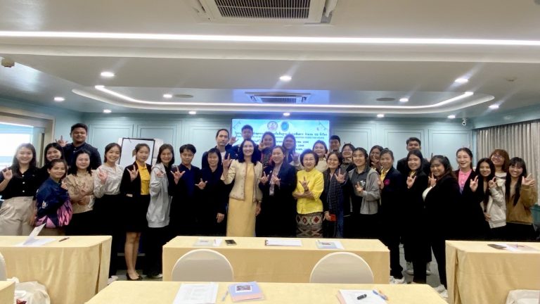 ผศ.ดร.วีณัฐ สกุลหอม คณบดีคณะครุศาสตร์ มหาวิทยาลัยสวนดุสิต   เป็นประธานเปิดโครงการอบรมหลักสูตรภาษามือไทยขั้นพื้นฐานเพื่อการสื่อสาร จำนวน 135 ชั่วโมง รุ่นที่ 1