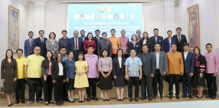 ผศ.ดร.วีณัฐ สกุลหอม คณบดีคณะครุศาสตร์ ตัวแทนมหาวิทยาลัยสวนดุสิต เข้าร่วมพิธีลงนามบันทึกข้อตกลงความร่วมมือ การพัฒนาสมรรถนะการปฏิบัติงานการประเมินตำแหน่งและวิทยฐานะ
