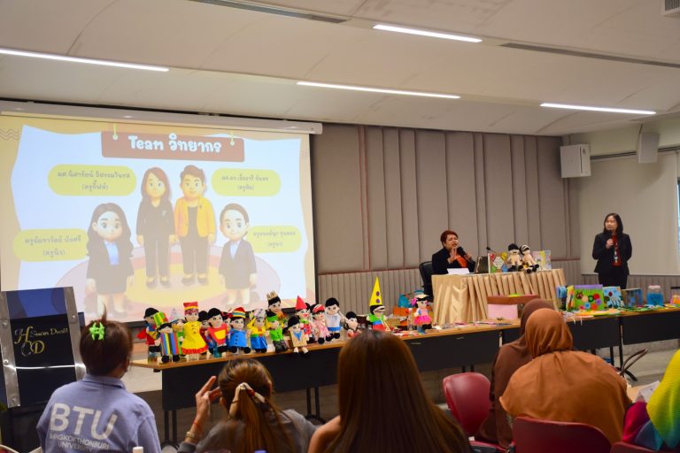 ผู้ช่วยศาสตราจารย์ ดร.วีณัฐ สกุลหอม คณบดีคณะครุศาสตร์ มหาวิทยาลัยสวนดุสิต เป็นประธานเปิดการอบรมเชิงปฏิบัติการ โครงการพัฒนาครูในการจัดการศึกษาสำหรับเด็กของศูนย์พัฒนาเด็กเล็ก กรุงเทพมหานคร วิทยาเขต/ศูนย์การศึกษา กิจกรรมที่ 3