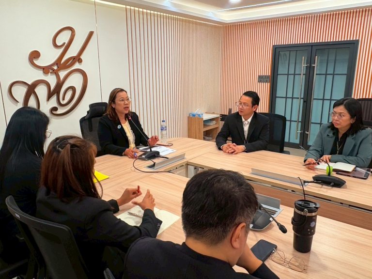 ผู้ช่วยศาสตราจารย์ ดร.วีณัฐ สกุลหอม คณบดีคณะครุศาสตร์ มหาวิทยาลัยสวนดุสิต เป็นประธานการประชุมสำนักงานคณะครุศาสตร์