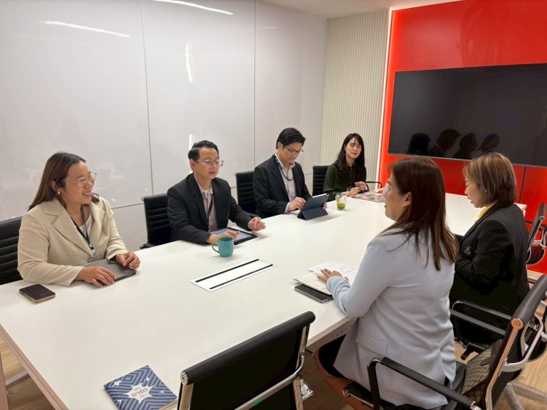 ผู้ช่วยศาสตราจารย์ ดร.วีณัฐ สกุลหอม คณบดีคณะครุศาสตร์ ผู้ช่วยศาสตราจารย์อัษฎา พลอยโสภณ รองคณบดี และอาจารย์ คณะครุศาสตร์ ร่วมประชุมกับ ผู้ช่วยศาสตราจารย์ขวัญหทัย เชิดชู ผู้ช่วยอธิการบดี ฝ่ายการพัฒนานักศึกษาสู่ความเป็นเลิศ