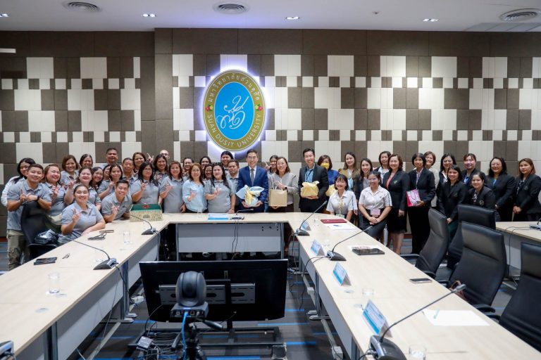 ดร.พันธรักษ์ ผูกพันธุ์ ผู้ช่วยอธิการบดีฝ่ายพัฒนาการเรียนการสอนสู่สากล กล่าวต้อนรับคณะผู้บริหารจากกรมการศึกษาประจำเขตเมืองอิมุส สาธารณรัฐฟิลิปปินส์